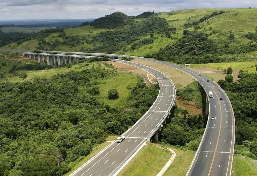 Trecho de rodovia em pista dupla cercado de mata no interior paulista