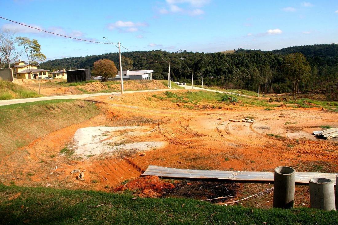Lote com terraplenagem iniciada